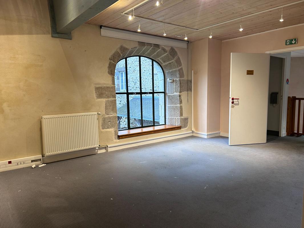 A LOUER – DOL DE BRETAGNE – PLEIN CENTRE – LOCAL PROFESSIONNEL – 98 m²